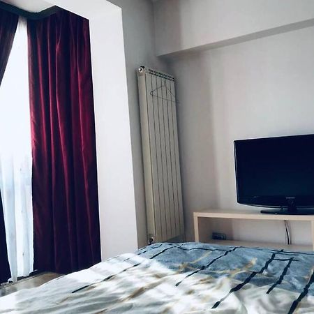 Cozy 2 Rooms Apartment Close To City Center Bukares Bagian luar foto