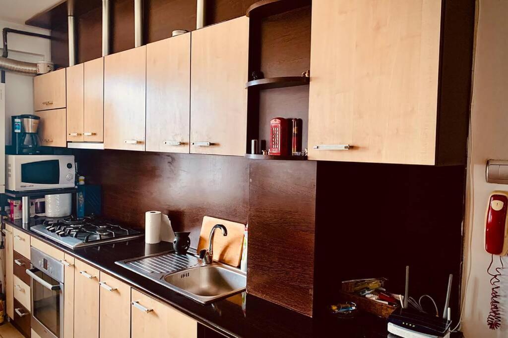 Cozy 2 Rooms Apartment Close To City Center Bukares Bagian luar foto