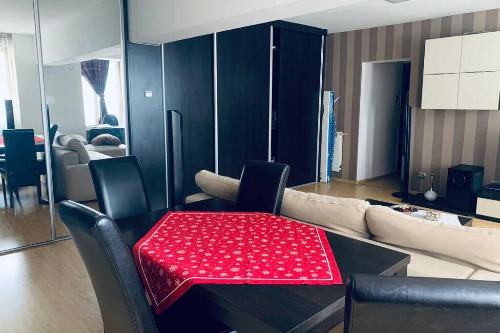 Cozy 2 Rooms Apartment Close To City Center Bukares Bagian luar foto