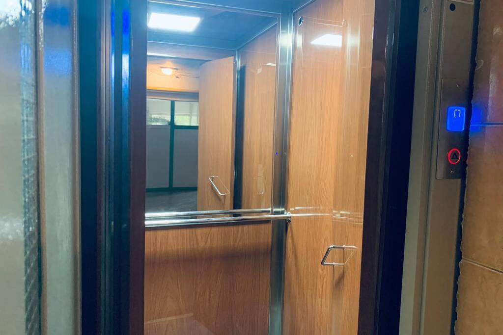 Cozy 2 Rooms Apartment Close To City Center Bukares Bagian luar foto