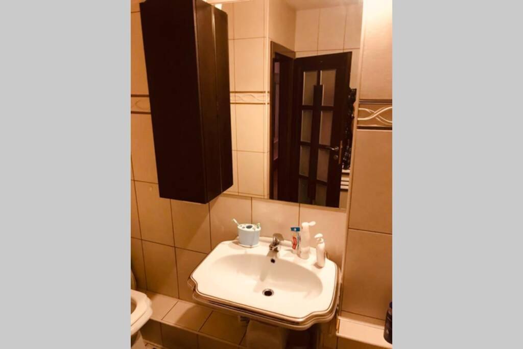 Cozy 2 Rooms Apartment Close To City Center Bukares Bagian luar foto