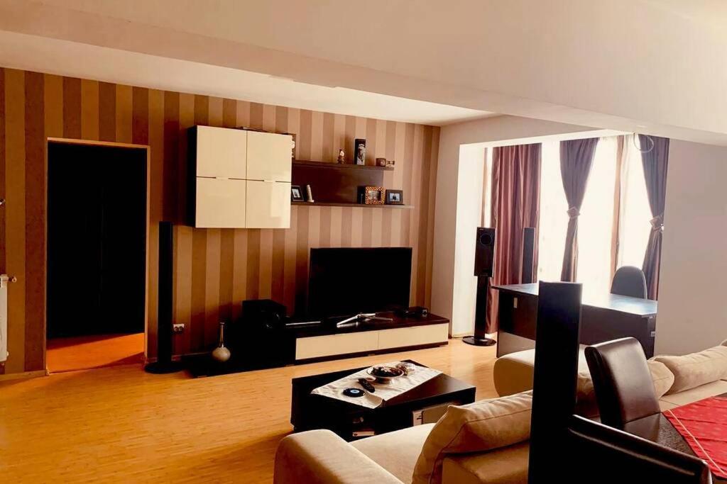 Cozy 2 Rooms Apartment Close To City Center Bukares Bagian luar foto