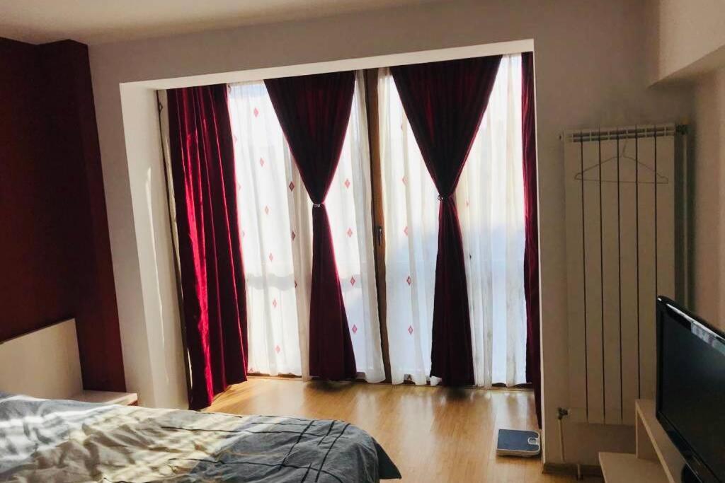 Cozy 2 Rooms Apartment Close To City Center Bukares Bagian luar foto